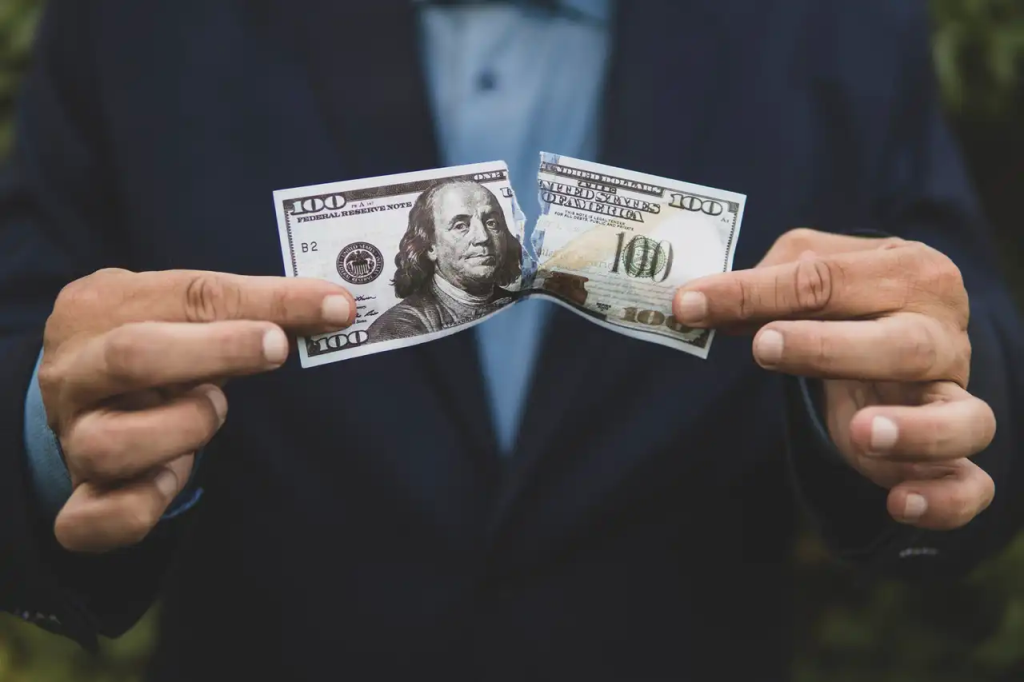 डलरको प्रभुत्व खतरामा