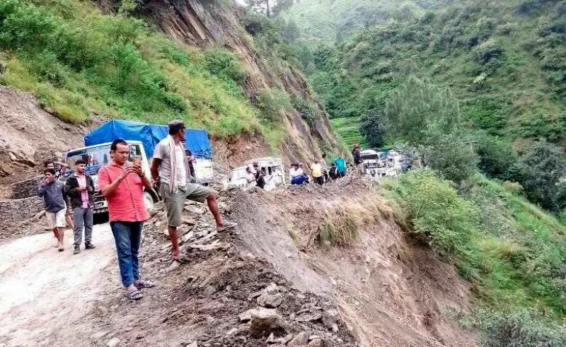 पहिरोले डडेल्धुरामा केआईसिंह राजमार्ग अवरुद्ध