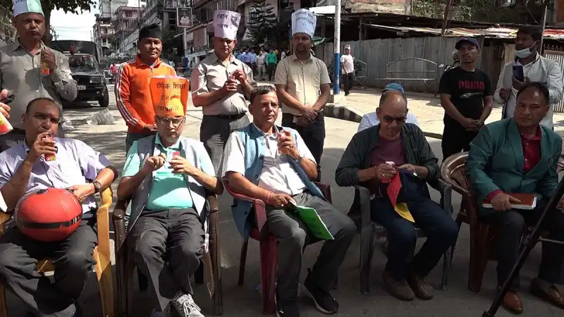 मन्त्रीको आश्वासनपछि संघर्ष समितिका सदस्यहरुले रिले अनशन तोडे