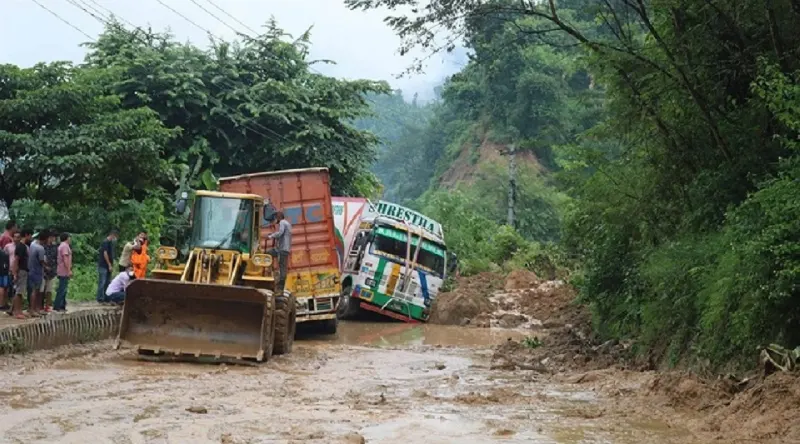 सडकमा ठूलो ढुंगा खसेपछि जय पृथ्वी राजमार्ग अवरुद्ध