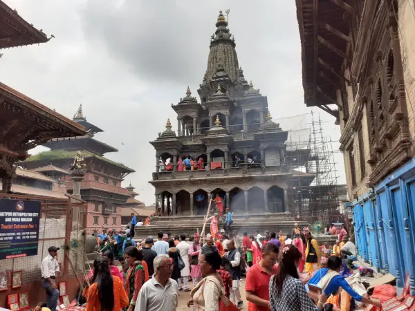 ललितपुरको पाटनस्थित कृष्ण मन्दिरमा आज बिहानैदेखि भक्तजनको घुइँचो