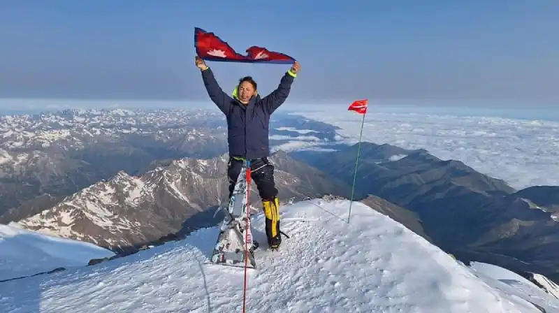 किलिमन्जारो आरोहण गर्दै आरोही प्रकाशराज पाण्डे