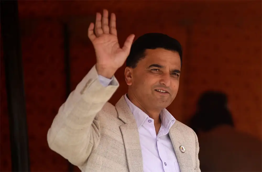 एमाले नेता भट्टराईको गाडीमा तोडफोड
