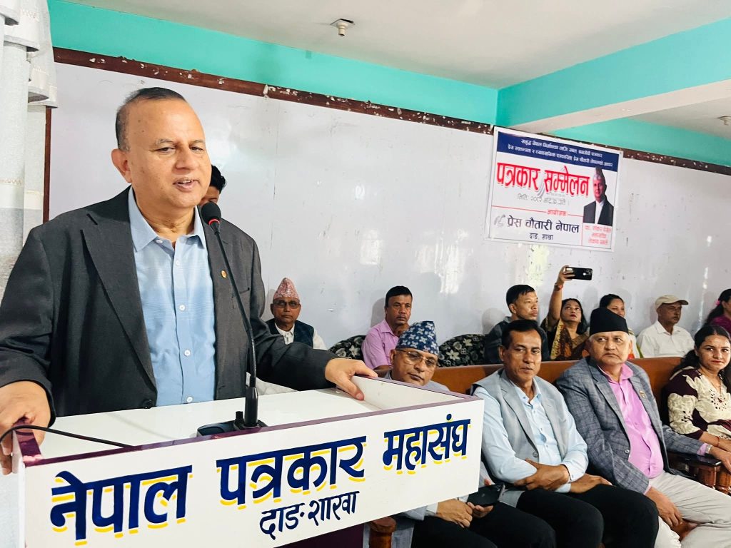 शंकर पोखरेलको टिप्पणी : पूर्वराष्ट्रपति पार्टीको राजनीतिमा फर्किन खोज्नु गणतन्त्रकालागि खतरा