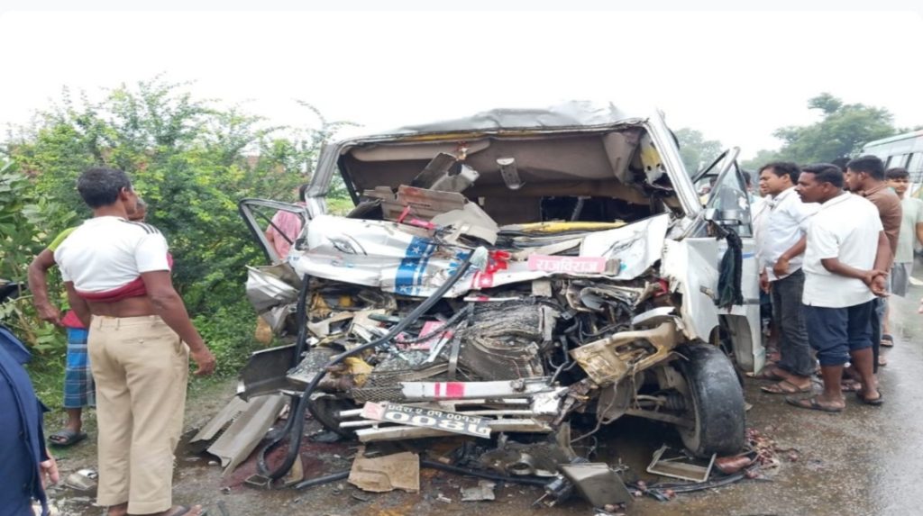 बस र हाइस एकआपसमा ठोकिदा ३ जनाको मृत्यु 
