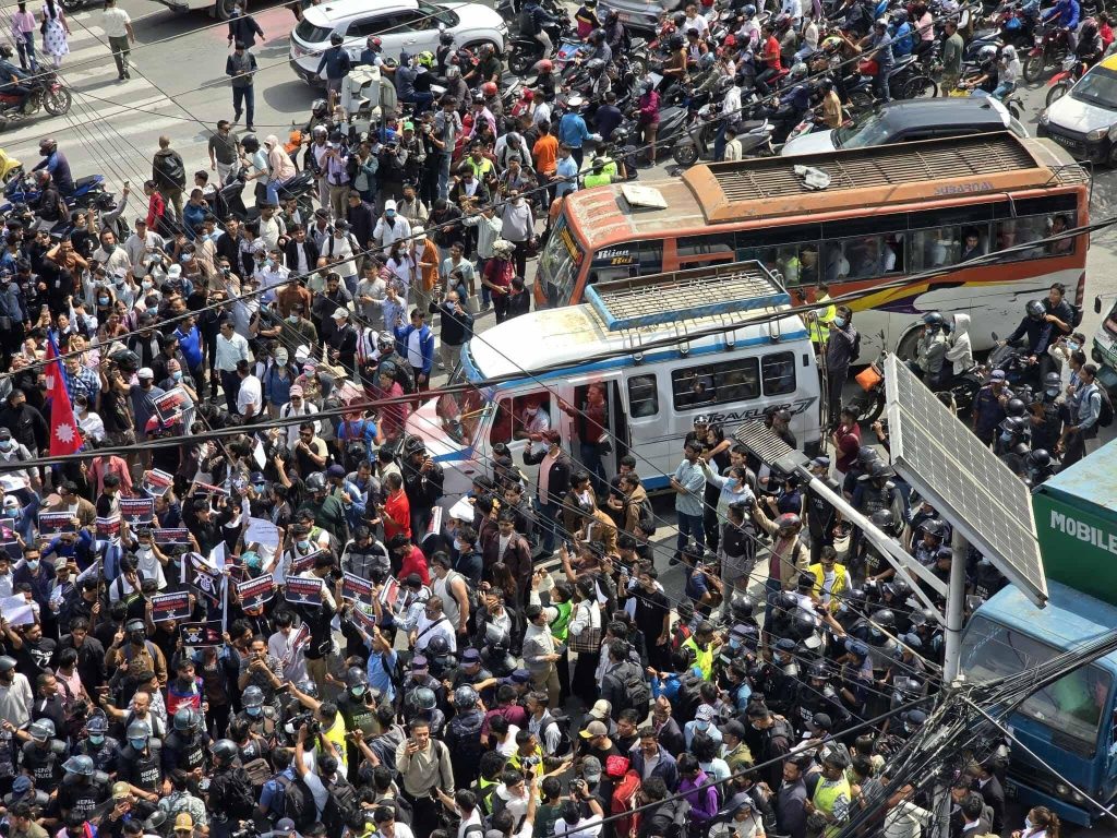 जेनजी आन्दोलन : संयमित सुरुवातबाट हिंसात्मक मोड