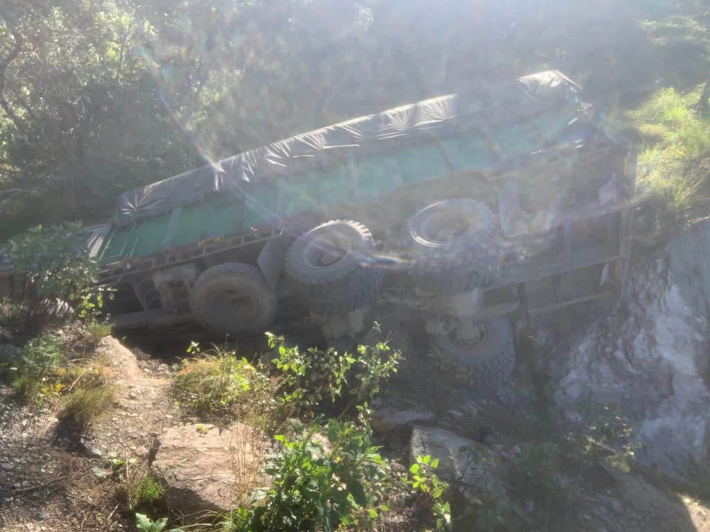 त्रिवेणी २ भाङ्गोबारीमा सिमेन्ट बोकेको ट्रक दुर्घटना, दुई जना सामान्य घाइते