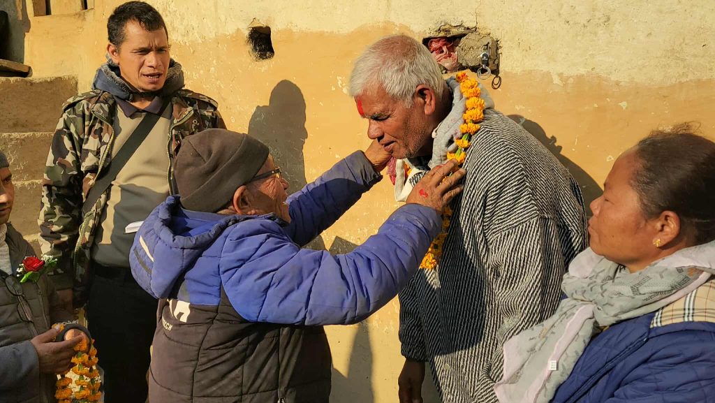 बर्षमान पुनको गाउँ पुगेर शहीद परिवारबाट अविर–माला लगाउँदै चुडामणि वलीले सुरु गरे चुनावी अभियान