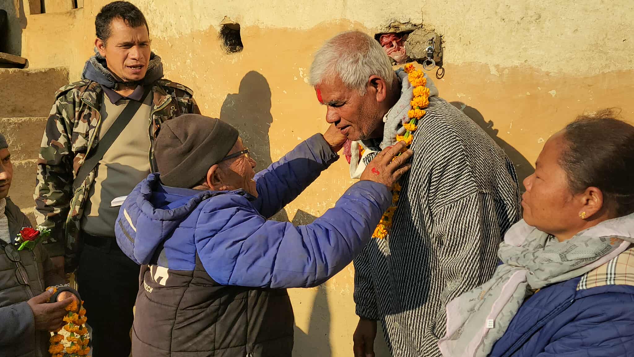 बर्षमान पुनको गाउँ पुगेर शहीद परिवारबाट अविर–माला लगाउँदै चुडामणि वलीले सुरु गरे चुनावी अभियान