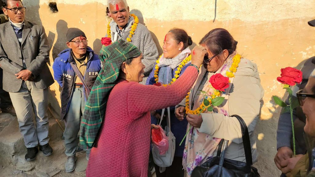 माओवादी उम्मेदवार वली शहिदपरिवारको घरमा पुग्दा रुवावासी