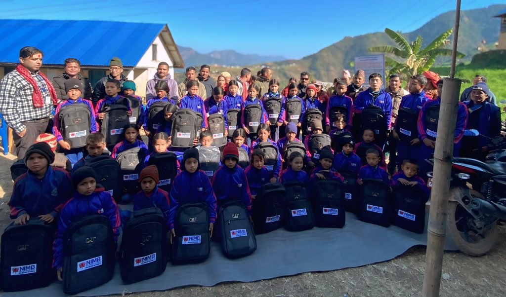 एन.आई.एम.बीको सामाजिक उत्तरदायित्व: करेटीमा शैक्षिक सामाग्री सहयोग