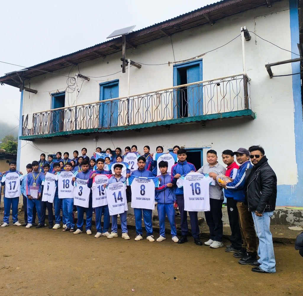 विरेन्द्र मावि गाङ रोल्पा का विद्यार्थीले प्रदान गरे विद्यालयलाई जर्सी र भलिबल