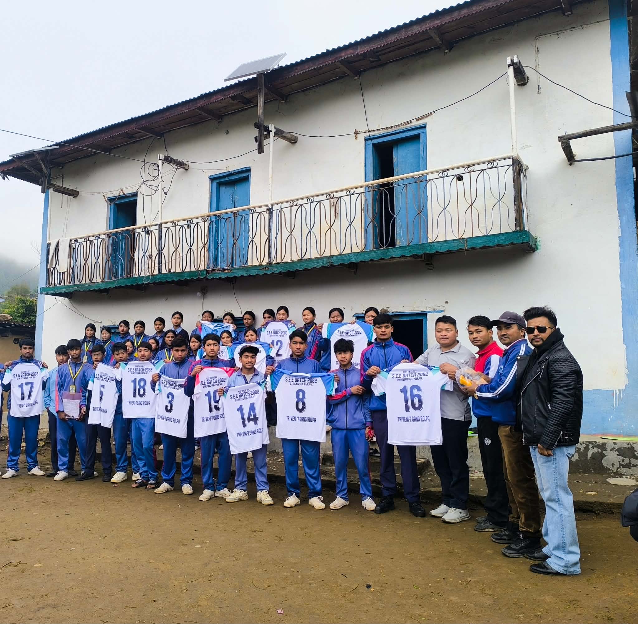 विरेन्द्र मावि गाङ रोल्पा का विद्यार्थीले प्रदान गरे विद्यालयलाई जर्सी र भलिबल