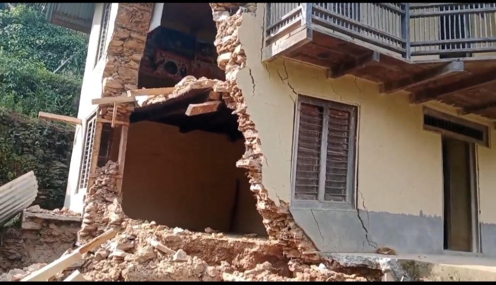 मदन भण्डारी राजमार्ग विस्तारले घर पूर्ण रूपमा भत्कियो, खेतबारीसमेत क्षति स्थानीयले क्षतिपूर्ति र संरक्षणको माग